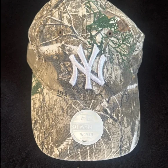 New Era Women's NY Yankees Camo Cap with White Logo - Picture 2 of 5